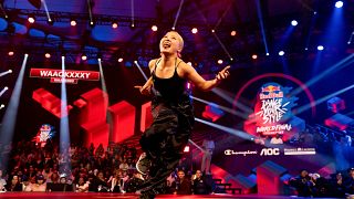  Waackxxxy от Южна Корея се състезава на международния край на Red Bull Dance Your Style във Festhalle във Франкфурт, Германия на 4 ноември 2023 година 