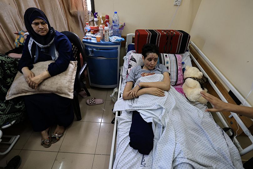 لمى الآغا البالغة 14 عاماً بترت رجلها في قصف إسرائيلي وتتلقى العلاج في مستشفى ناصر في خان يونس