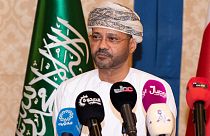 وزير الخارجية العماني السيد بدر حمد البوسعيدي خلال مؤتمر صحفي في مسقط
