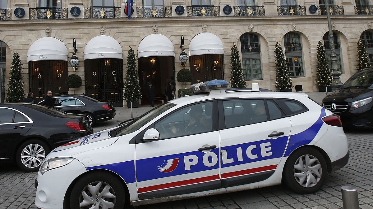 سيارة شرطة فرنسية أمام فندق ريتز في باريس، فرنسا