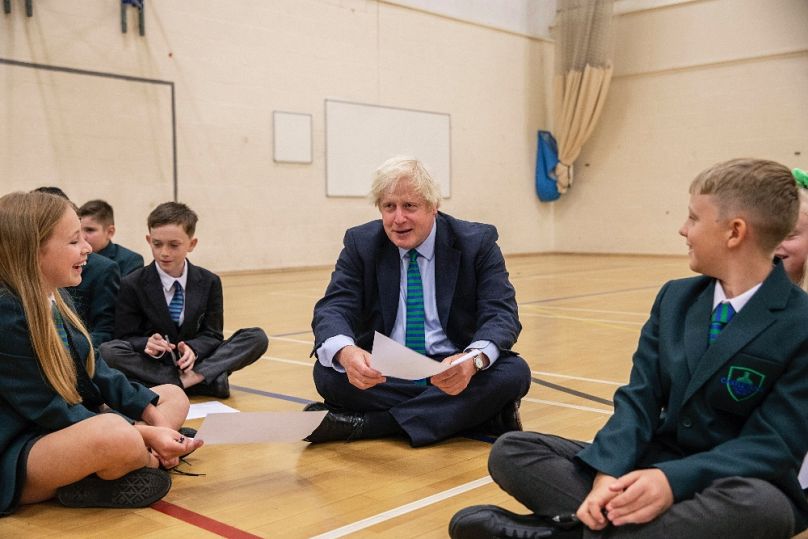 Boris Johnson maszk nélküli középiskolás diákokkal a tanév első napján, 2020. augusztus 26-án