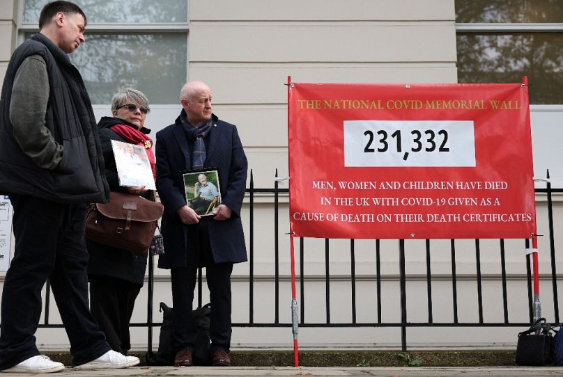 Demonstrálók emlékeztettek a koronavírus-járvány brit áldozatainak számára a vizsgálóbizottság ülése alatt, 2023. október 31-én