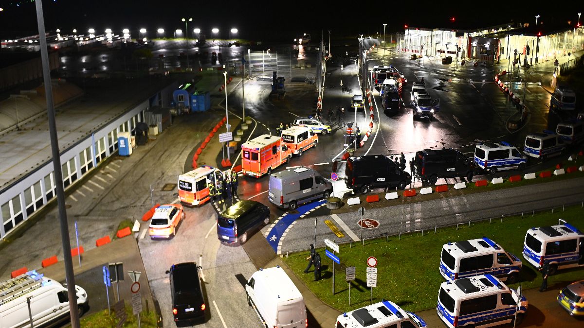 سيارات الشرطة وسيارات الإسعاف تصل إلى مكان الخرق الأمني ​​في مطار هامبورغ،