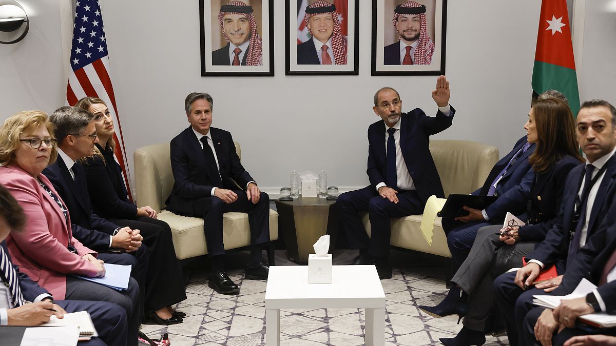 Госсекретарь Энтони Блинкен на встрече с замминистра и главой МИД Иордании Айманом Сафади в Аммане
