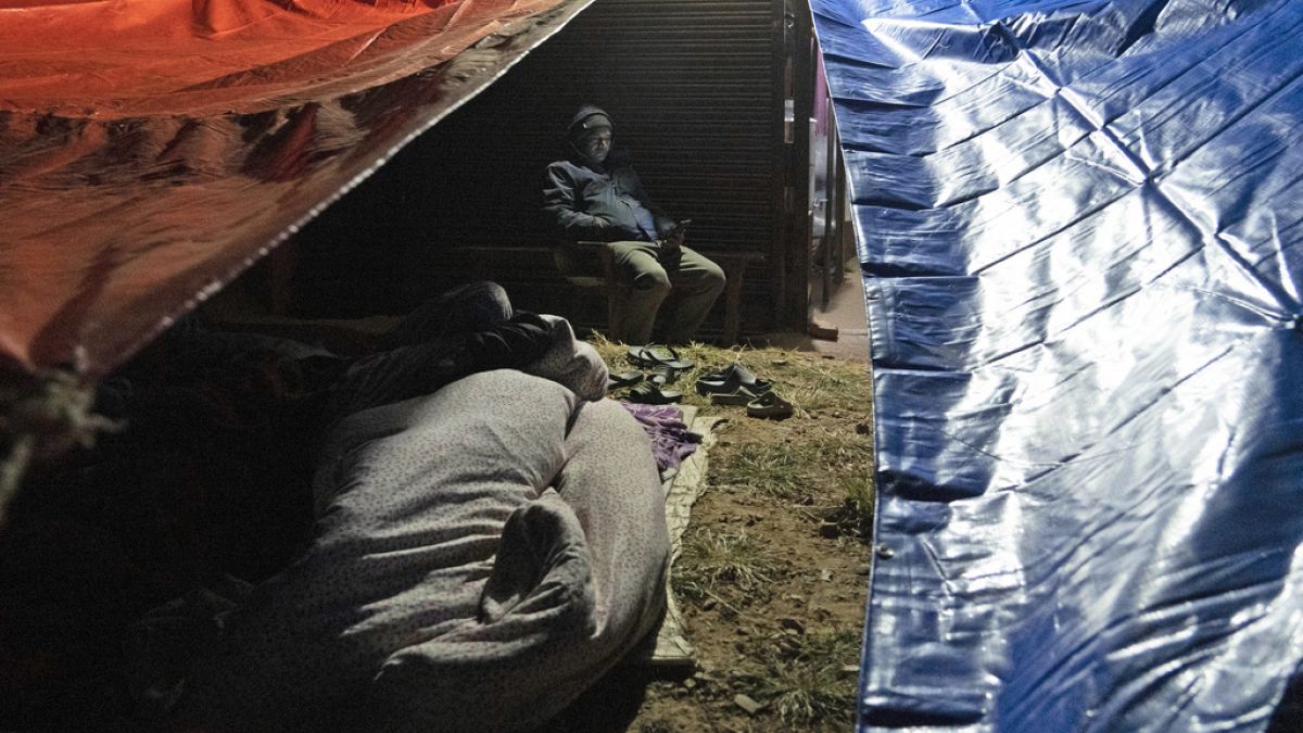 A földrengés túlélői a szabad ég alatt próbálnak aludni