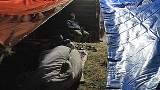 Οι κάτοικοι κοιμούνται στο ύπαιθρο μετά από έναν σεισμό στο Jajarkot, περίπου 400 χιλιόμετρα (250 μίλια) από το Κατμαντού του Νεπάλ, Σάββατο 4 Νοεμβρίου 2023.