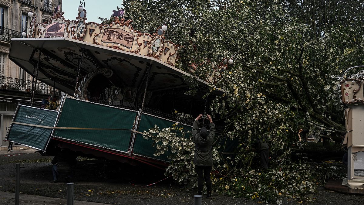 Carrocel destruído pela tempestade "Domingos" em Rochefort, no sudoeste de França