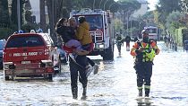 Après Ciaran, qui a frappé ici la côte de Biarritz le 3 novembre 2023, la tempête Domingos a priori "moins sévère" s'est abattue sur la France.