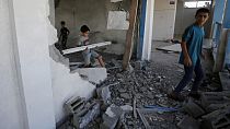 Una casa colpita dalle bombe nel campo profughi di Al-Maghazi (18/10)