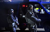 Alman BFE polis birimi görevlileri, durum devam ederken Hamburg Havalimanı'nda görüntülendi