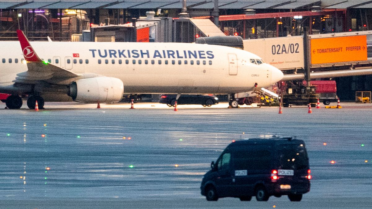 Vaículo do invasor está estacionado no lado esquerdo do avião turco