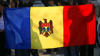 Die Flagge der Republik Moldau zeigt das Landeswappen mit Adler und Stier.