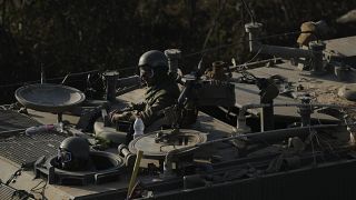 جنود في مركبة مدرعة إسرائيلية في جنوب إسرائيل، الخميس 2 نوفمبر 2023.