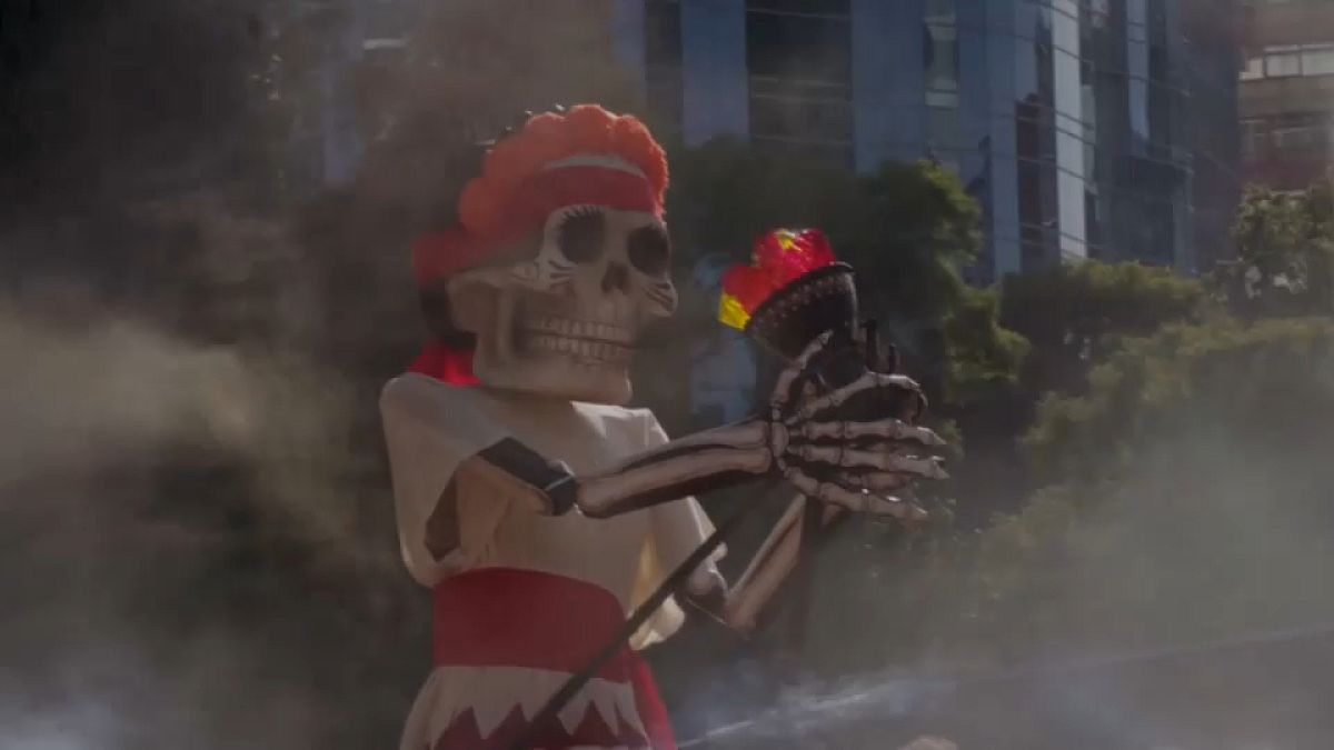 Schraurig schöne Figuren waren Teil der Parade zum Tag der Toten in Mexiko.