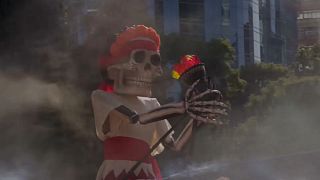 Schraurig schöne Figuren waren Teil der Parade zum Tag der Toten in Mexiko.