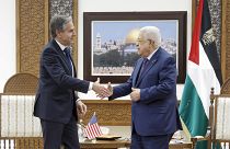 El secretario de Estado estadounidense, Antony Blinken, se reúne con el presidente palestino, Mahmud Abbas, el domingo 5 de noviembre de 2023.