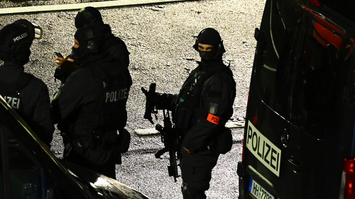 الشرطة تحرس موقع الاختراق الأمني في مطار هامبورغ، السبت 4 نوفمبر/تشرين الثاني 2023، في هامبورغ، ألمانيا