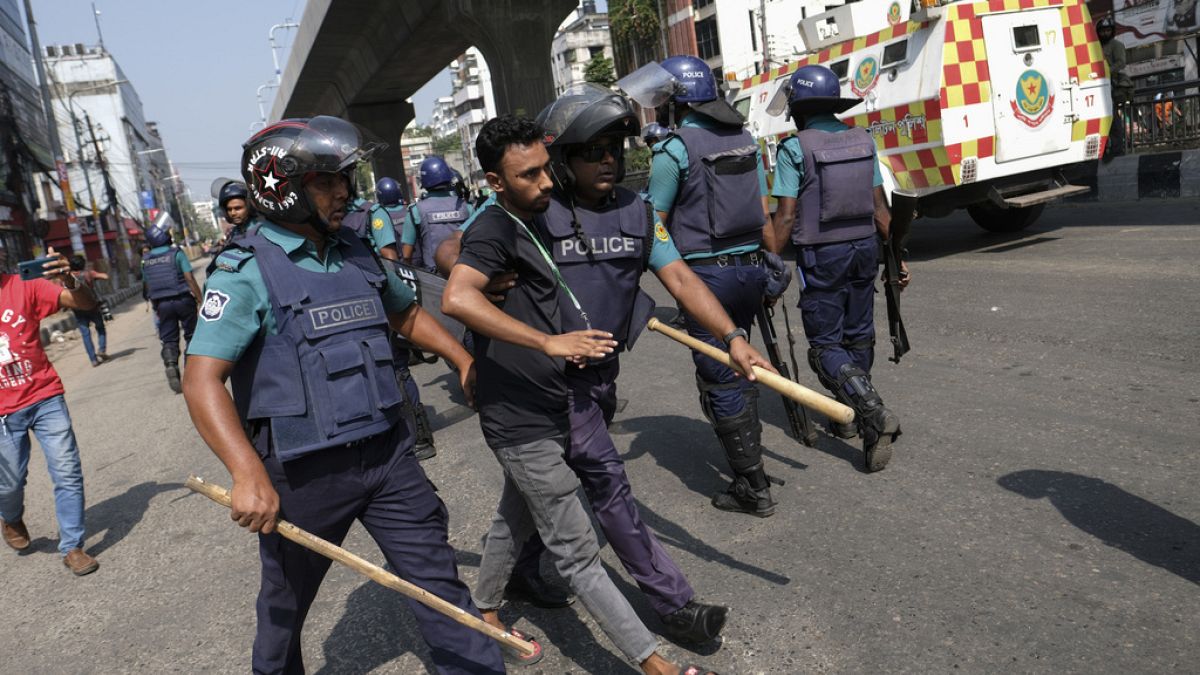 Dakka Büyükşehir Polisi daha önce geçen cumartesi gününden bu yana 2 bin 100'den fazla kişiyi şiddet suçlamasıyla gözaltına alındığını açıklamıştı