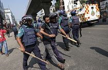 Dakka Büyükşehir Polisi daha önce geçen cumartesi gününden bu yana 2 bin 100'den fazla kişiyi şiddet suçlamasıyla gözaltına alındığını açıklamıştı