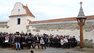 Hálaadó szentmise az erdélyi Lemhény és Kézdialmás köz��s, felújított Szent Mihály-templománál 2023. november 4-én.