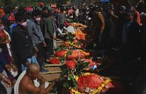 طقوس دفن هندوسية لضحايا الزلزال الذي ضرب نيبال يوم الجمعة 3 تشرين الثاني 2023.