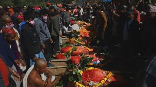 طقوس دفن هندوسية لضحايا الزلزال الذي ضرب نيبال يوم الجمعة 3 تشرين الثاني 2023.