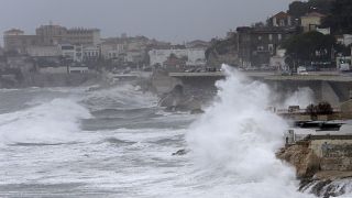 أمواج ضخمة تضرب الميناء في مرسيليا جنوب فرنسا