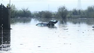 Un coche sumergido en el agua tras las fuertes lluvias, en Toscana, Italia, sábado 4 de noviembre de 2023.