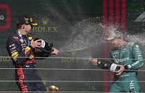 Max Verstappen y Fernando Alonso, en el podio de Brasil, el 5 de noviembre de 2023