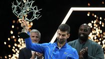El serbio Novak Djokovic sostiene el trofeo tras ganar el partido final de tenis Masters de París el domingo 5 de noviembre de 2023.