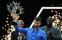 El serbio Novak Djokovic sostiene el trofeo tras ganar el partido final de tenis Masters de París el domingo 5 de noviembre de 2023.