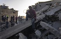 Palestinos buscan supervivientes de un bombardeo israelí en el campo de refugiados de Al Maghazi, en la Franja de Gaza, domingo 5 de noviembre de 2023.