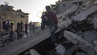 Palestinos buscan supervivientes de un bombardeo israelí en el campo de refugiados de Al Maghazi, en la Franja de Gaza, domingo 5 de noviembre de 2023.