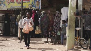 سودانيون يصطفون أمام مخبز أثناء وقف إطلاق النار في الخرطوم، السودان