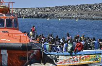 Imagen de inmigrantes siendo atendidos por las autoridades costeras.