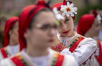 Девушки в румынских национальных костюмах