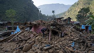 Imagen de una casa destruida por el terremoto registrado en el noroeste de Nepal.