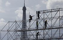 Munkások dolgoznak az Eiffel-torony szomszédságában 2023. szeptember 18-án