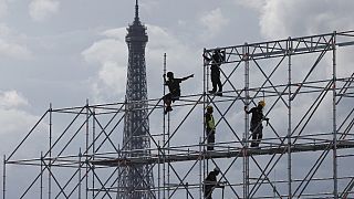 Munkások dolgoznak az Eiffel-torony szomszédságában 2023. szeptember 18-án