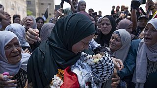H 22χρονη Παλαιστίνια ακτιβίστρια Άχεντ Ταμίμι κουβαλάει τη σορό ενός νεκρού μωρού στη Ραμάλα