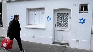 Paris'te bir evin duvarına çizilen grafiti. Paris polis şefi Laurent Nunez grafitiyi antisemitik olarak nitelendirdi ve polisin soruşturma başlattığını açıkladı.