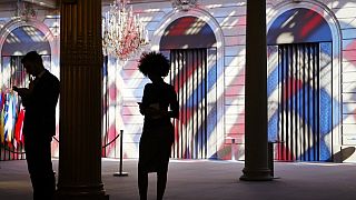 Nő és férfi árnyképe a francia elnöki palota, az Elysées fogadótermében, a 2022 márciusában tartott "Férfi-női egyenlőség a munkában" konferencián