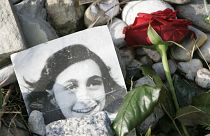 Archív fotó: emlékkő Anne Frank emlékére a bergen-belseni koncentrációs táborban