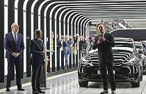 Tesla CEO'su Elon Musk, Almanya Başbakanı Olaf Scholz ile birlikte Gruenheide'deki fabrikanın açılışını 2022'de yapmıştı