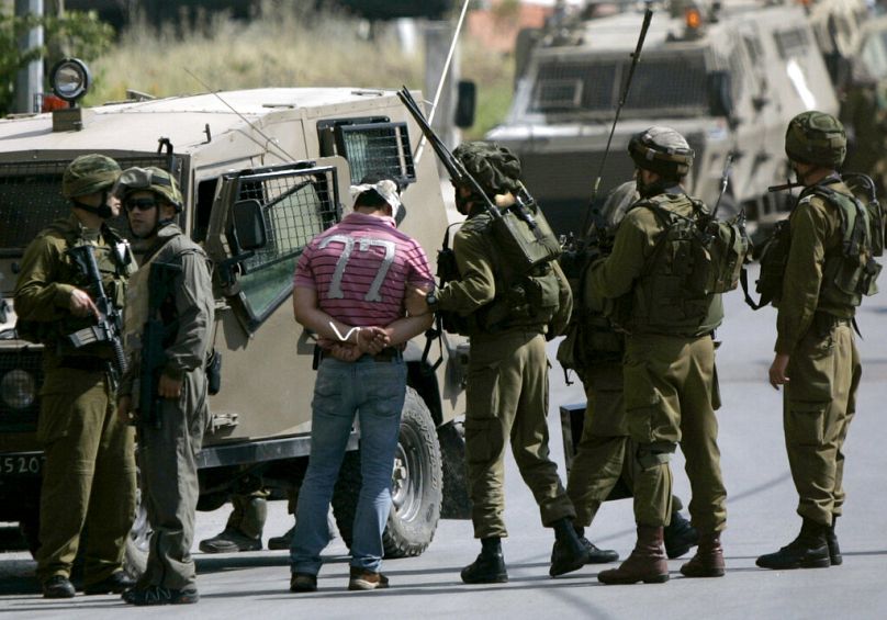 İsrail güvenlik güçlerince Batı Şeria'da gözaltına alınan bir Filistinli