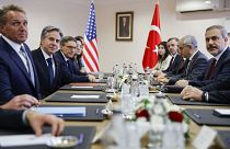 El secretario de Estado de EEUU, Antony Blinken, con el ministro de Exteriores turco Hakan Fidan
