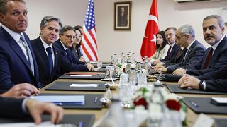 El secretario de Estado de EEUU, Antony Blinken, con el ministro de Exteriores turco Hakan Fidan