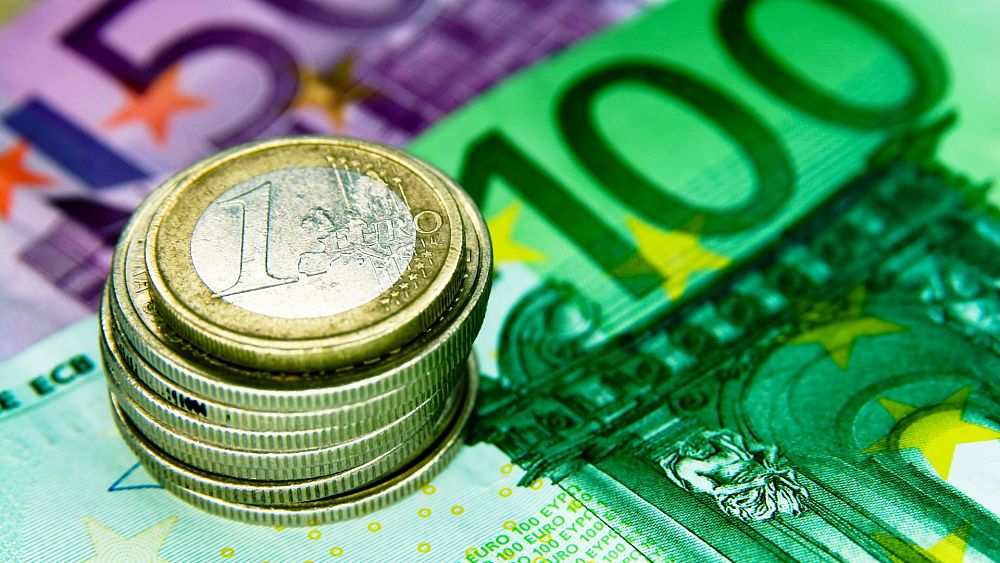 Евро монети подредени върху евро банкноти  Авторски права Canva Djapeman От Servet Yanatma