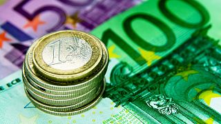  Евро монети, подредени върху евро банкноти 