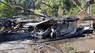 سيارات محترقة في بلدة كريات شمونة شمالي إسرائيل من جراء الصورايخ التي أطلقت عليها من لبنان